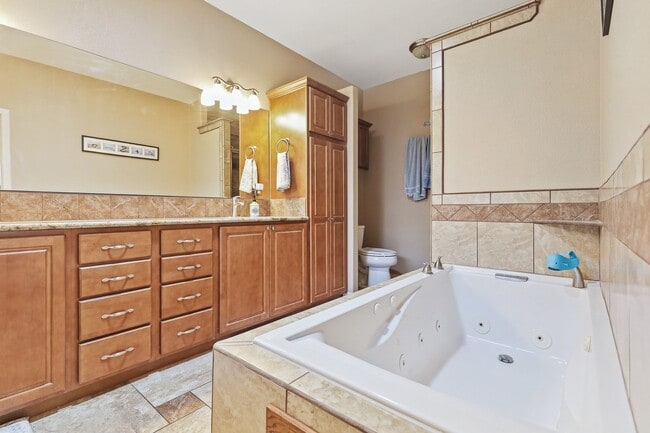 Building Photo - Prestine 4 bedroom home near the Golf Course