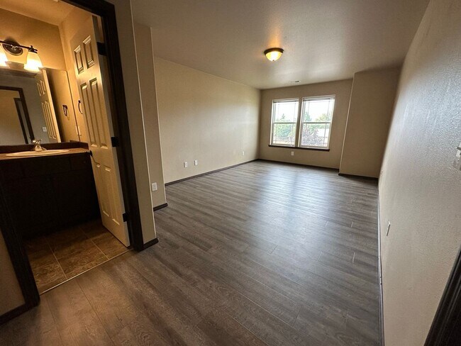 Building Photo - 2100 N Chestnut St