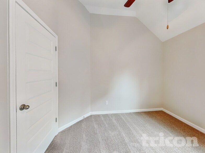 Building Photo - 1760 Long Acre Dr