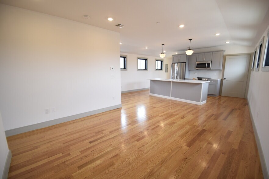 Building Photo - 15 Maywood St