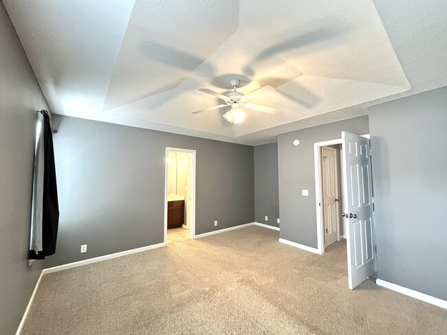 Building Photo - INDIAN PARK END UNIT TOWNHOME!
