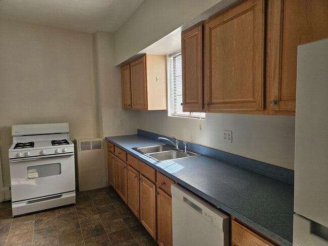 Building Photo - 73 Elm St