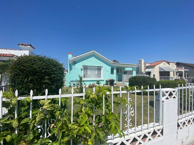 Primary Photo - Spacious & Bright 3 bedroom/ 2 bathrooms f...