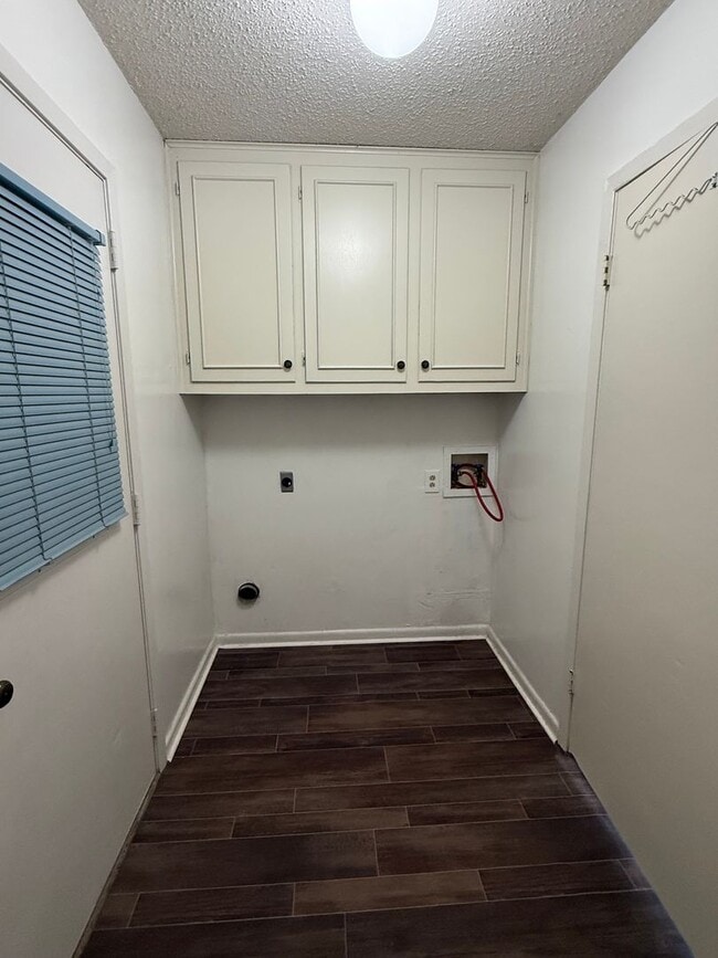 Building Photo - Large 3 Bedroom 2 Bath in PTISD