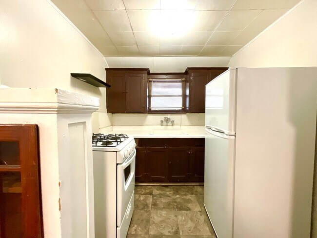 Building Photo - 810 W Magnolia Ave