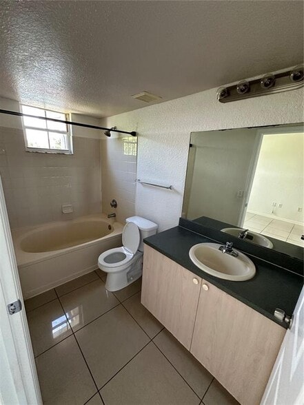 Building Photo - 2303 Belmont Ln