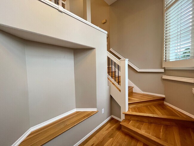 Building Photo - Immaculate 4 bedroom, 3.5 bathroom, tri-level Home in Tigard!! Expansive Views, Office space, Gam...