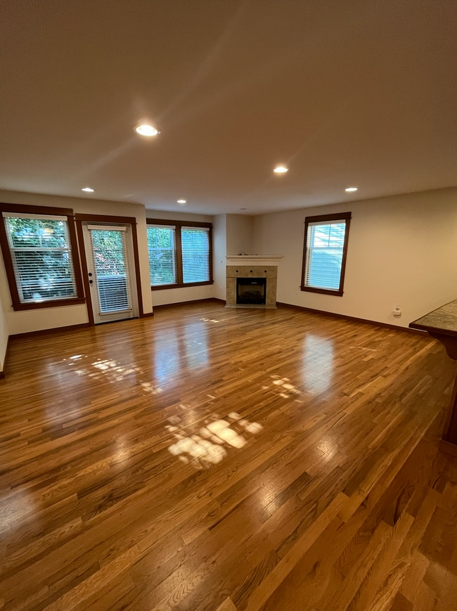 Building Photo - Large 3 bed/3.5 bath Greenwood Townhouse!!!