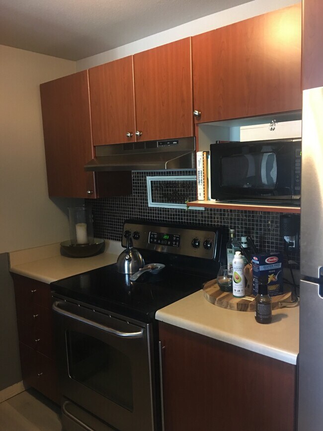 Building Photo - Luxury Condo