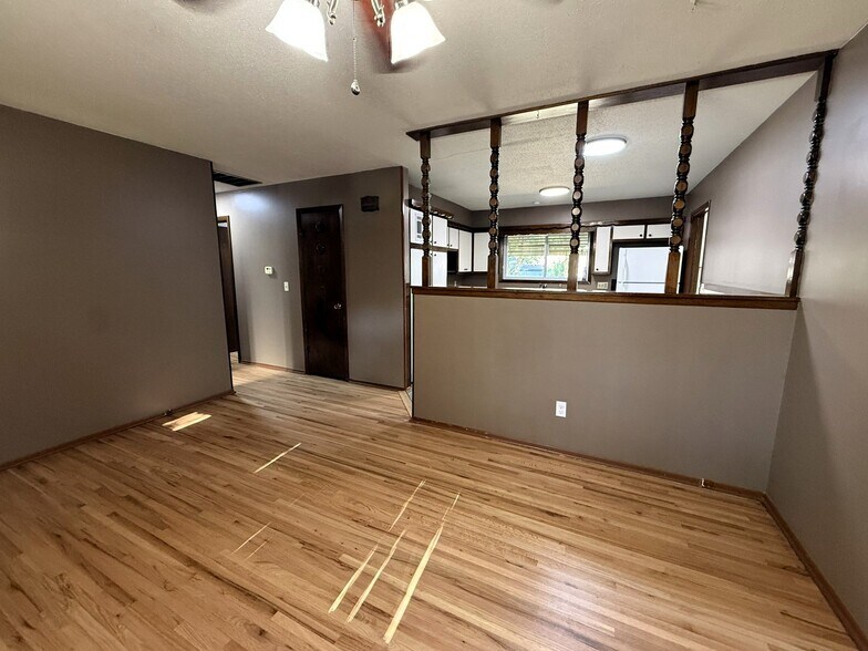 Building Photo - 3147 S Gordon Ave
