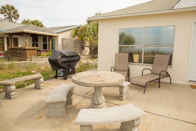 Building Photo - Charming Beach-Front 4bd Home