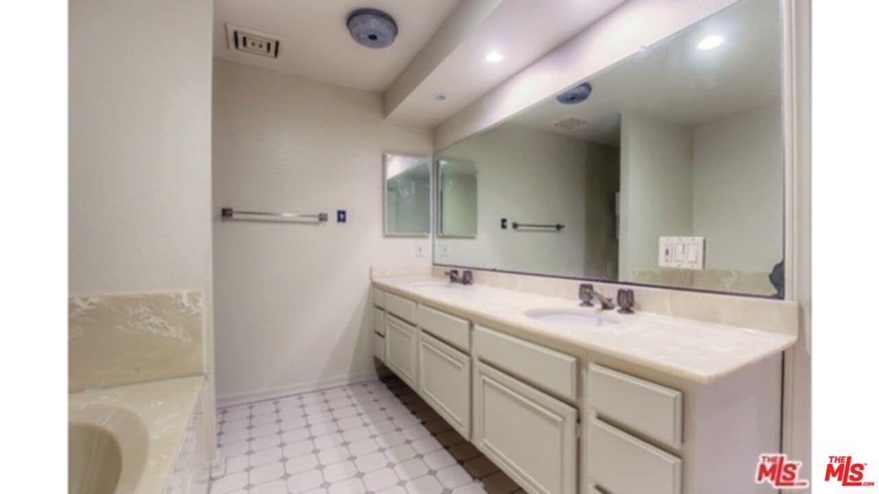 Building Photo - 1854 S Beverly Glen Blvd