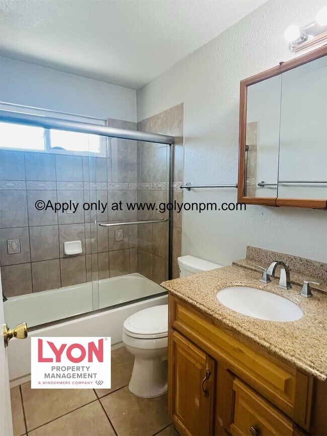 Building Photo - Darling, Spacious 3 bedroom Condo in beaut...