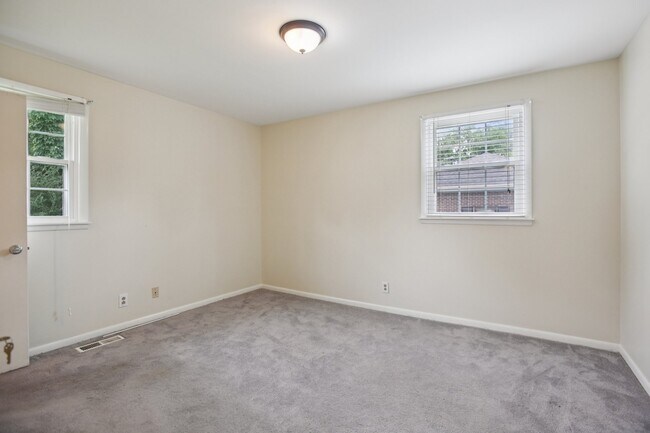 Building Photo - 8024 Regency Dr