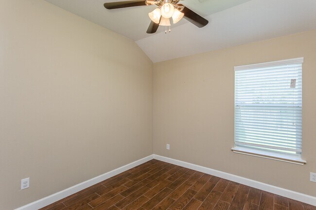 Building Photo - 226 Village Crest Dr