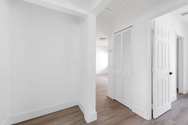 Building Photo - 323 NW 21st Ave