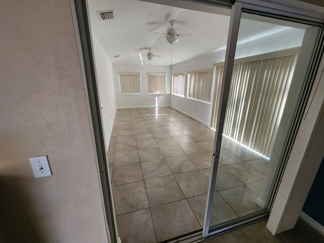 Building Photo - Spacious 4 Bedroom, 2 bath home