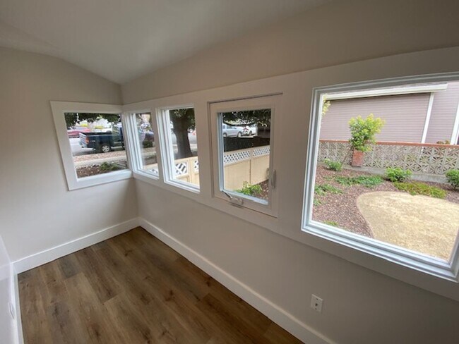 Building Photo - 542 Pine Ave