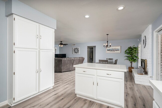 Building Photo - 951 W La Jolla Dr