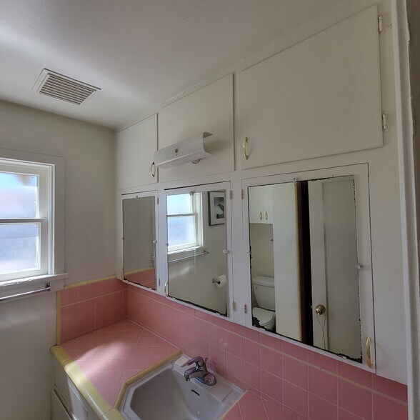 Bathroom storage - 15 E 2nd Ave