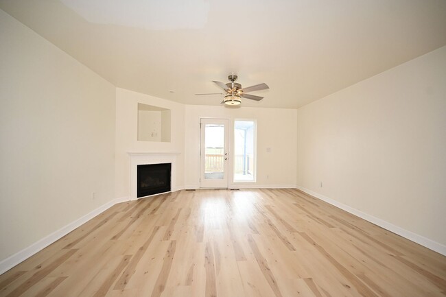 Building Photo - Nice 2 bedroom, 2.5 bath Townhouse with ba...