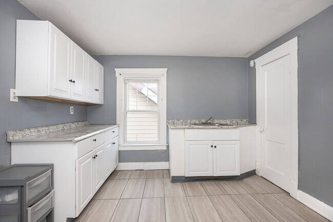 Building Photo - 2827 Avondale Ave