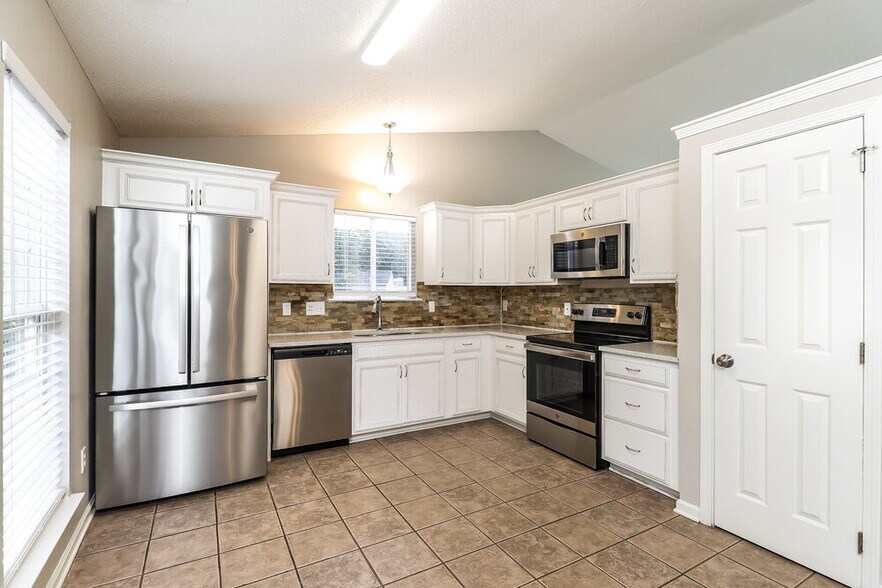 Building Photo - 137 Lantana Dr