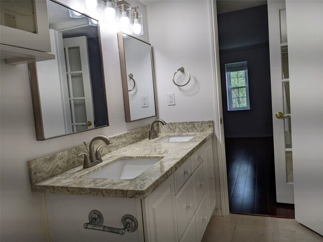 Building Photo - 351 N Post Oak Ln