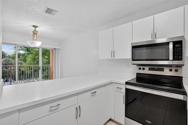 Building Photo - 6225 SW Kendale Lakes Cir