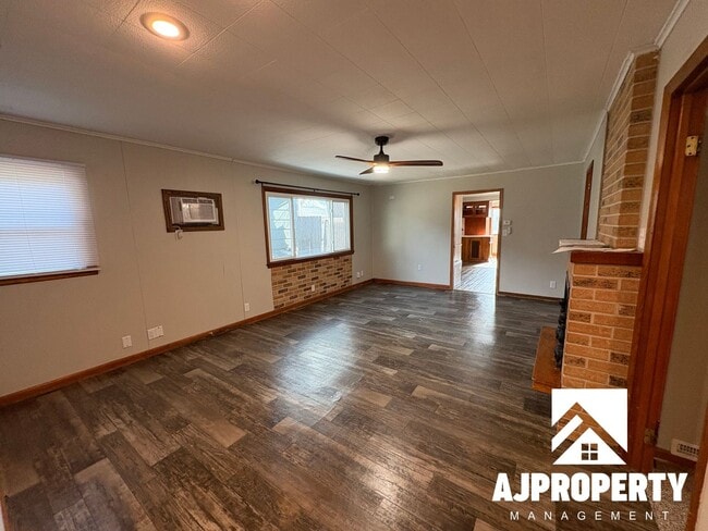 Building Photo - 213 W 39th St