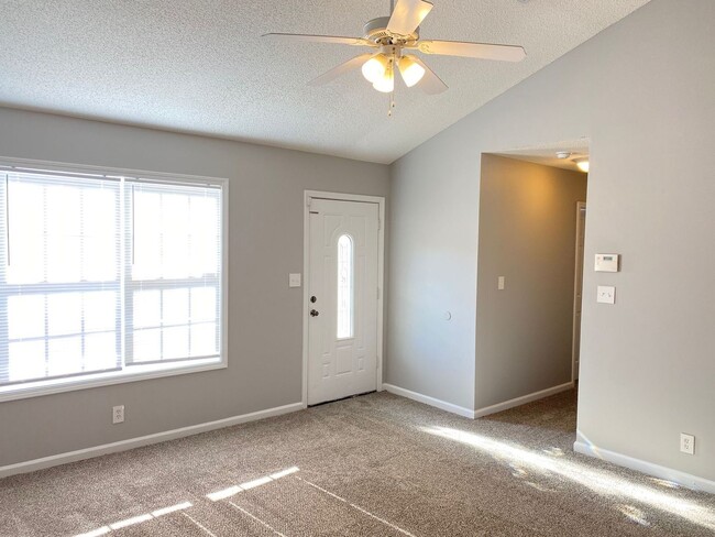 Building Photo - Great Rental....3/2 Bath, near playground,...