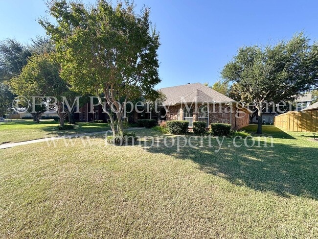 Building Photo - 803 Lakeway Dr