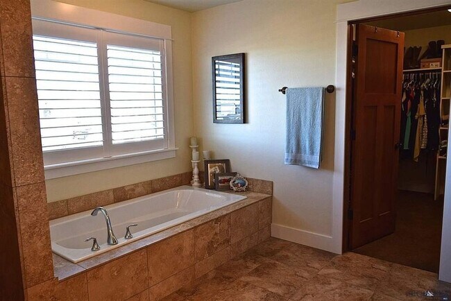 Building Photo - Gorgeous home in Loyal Garden Subdivision.