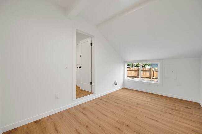 Building Photo - 404-406 SW Elmwood Ave