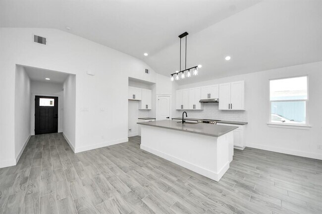 Building Photo - 673 Rd 5822