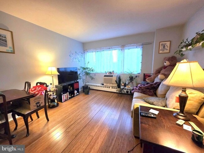 Primary Photo - 2101-17-2117 Chestnut St