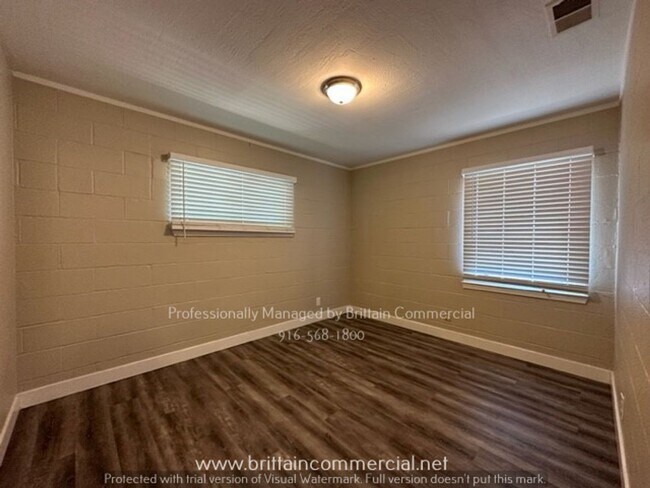Building Photo - AVAILABLE NOW!! Charming, Spacious Single ...