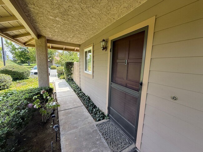 Building Photo - Charming 2 Bedroom Condo for Rent in Newhall!