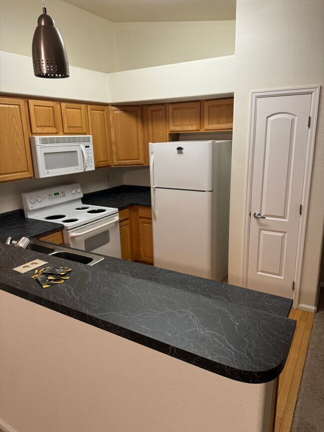 Building Photo - Large Open Plan 2 Bedroom 2 Bathroom Home