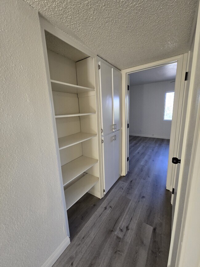 Building Photo - 300 Brookside Ln