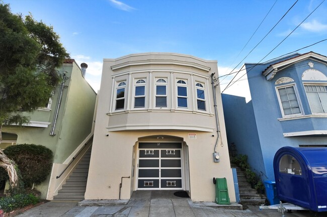 Building Photo - Spacious and Tastefully Remodeled Upper Flat