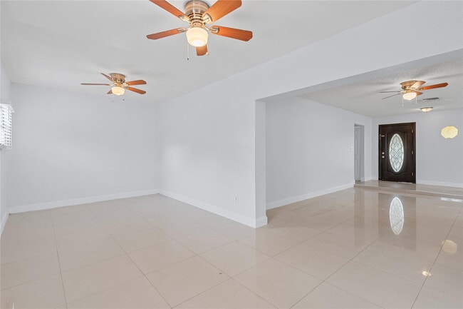 Building Photo - 842 SW 68th Ave