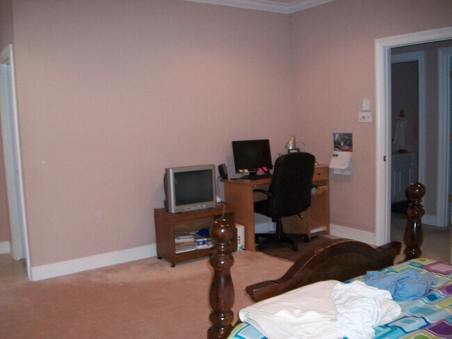 Building Photo - Spacious home in Woodlawn Estates