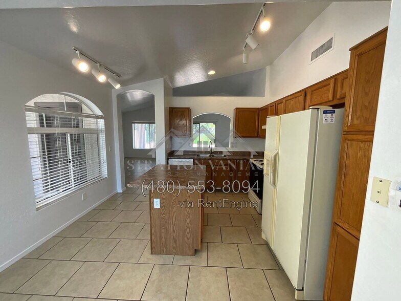 Building Photo - 1619 W San Remo St