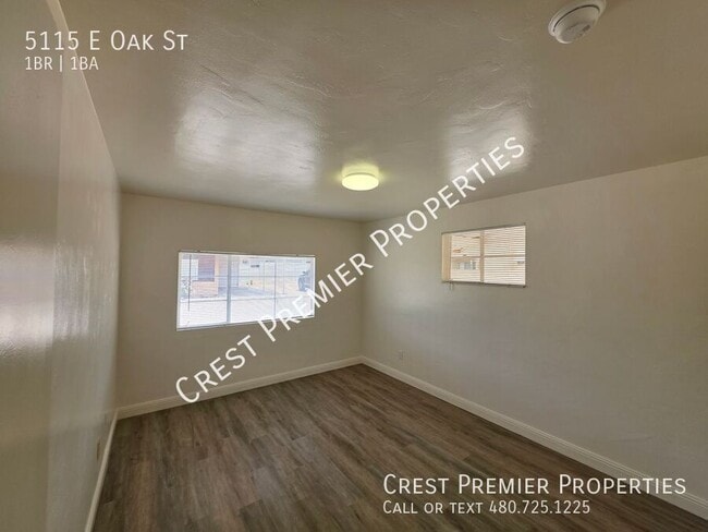 Building Photo - 5115 E Oak St