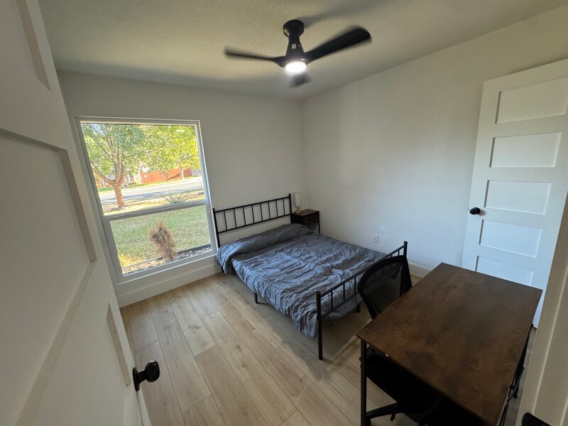 Building Photo - 10206 Oak Hollow Cir