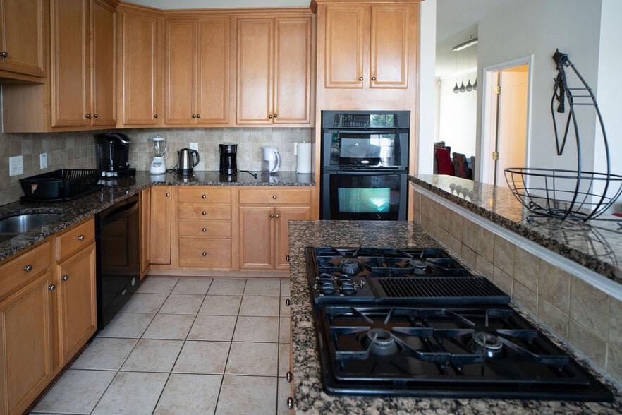 Kitchen Microwave and Oven - 604 Kingfisher Ave