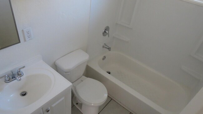 Building Photo - 4329 N Longview Ave