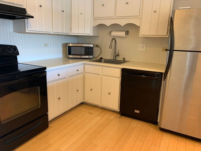 Building Photo - 2 Bedroom 1 Bath Condo With Tons of Charac...