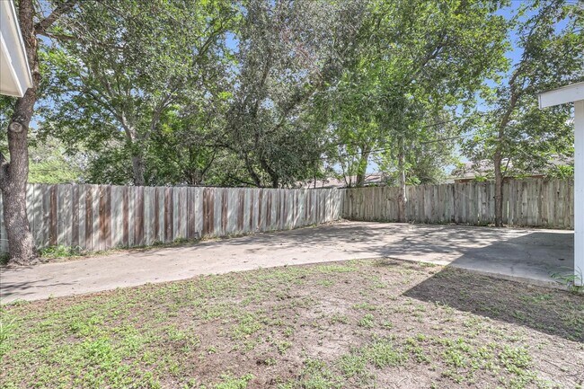 Building Photo - 2111 E Lott Ave